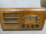 Motorola Art Deco Model 5T-1 Wood Table Top Tube Radio