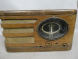 Art Deco Airmaster Superheterodyne Model 63B127AM Battery Powered Tube Radio
