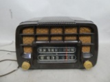 GE General Electric Model 220 Maroon Bakelite Table Top Tube Radio