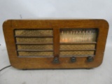 Tru-Test Model 572 Brown Wood Table Top Tube Radio