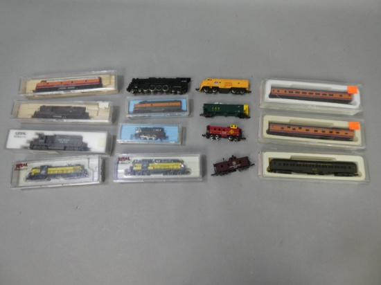 Lot 15 Vintage HO Locomotive Engines Freight & Passenger Cars