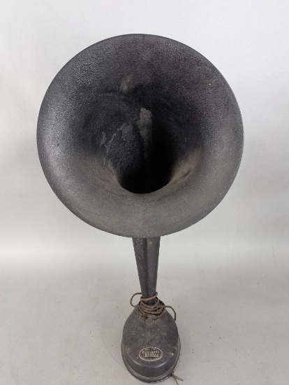 Dictogrand Radio Loudspeaker with Curved Horn Design