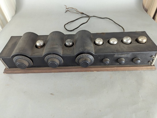 Neutrowound Super-Six Radio with Six Vacuum Tubes and Tuning Knobs