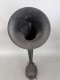 Dictogrand Radio Loudspeaker with Curved Horn Design