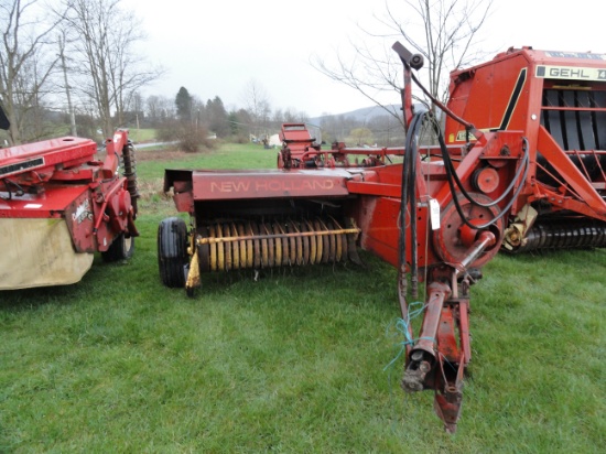 NH 273 baler with thrower