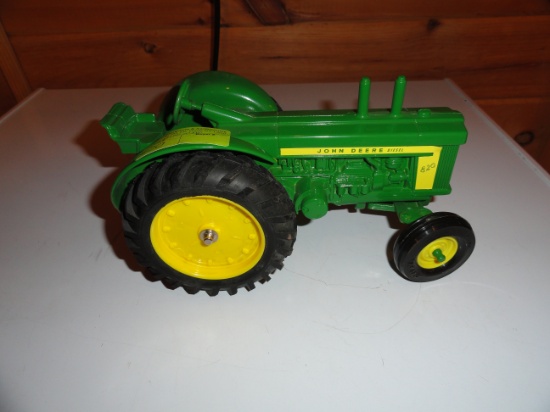 Toy - JD 820 tractor