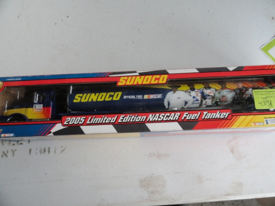 Toy - Nascar - Sunoco 2005 limited edition fuel tanker.