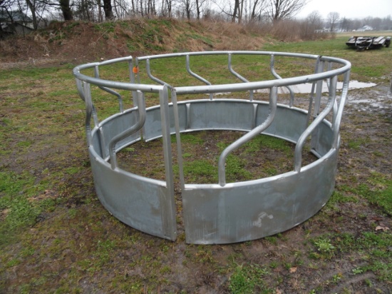 New round bale feeder with side skirts