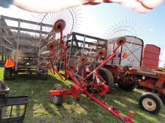 Gehl 418 8 wheel pin rake.