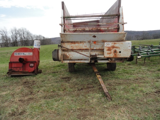 Dion Self unloading wagon on a New Holland 282 gear