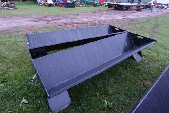 NEW - 90IN Steel feeder