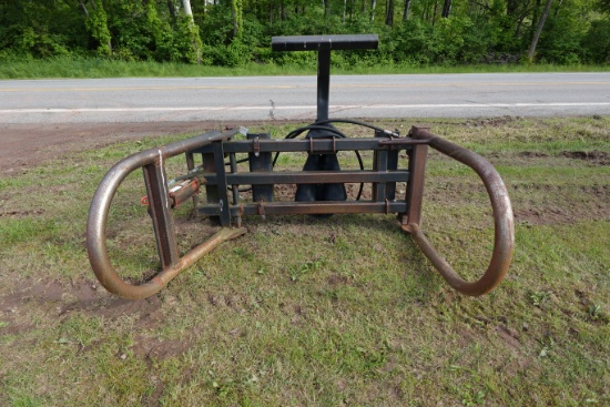 Adjustable pin on bale squeezer