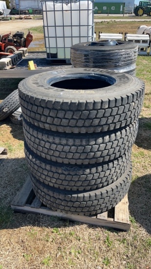 4 12R22.5 Tires