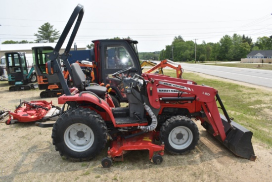 Massey Ferguson 1526 tractor with bucket