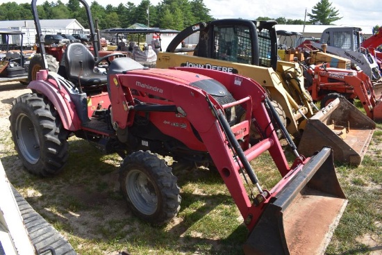 Mahindra 1538 tractor with bucket