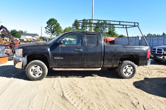 2013 GMC Sierra pick-up with ladder racks