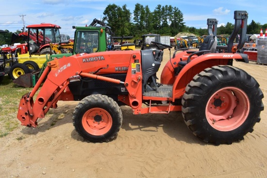Kubota 3940 4WD tractor with bucket