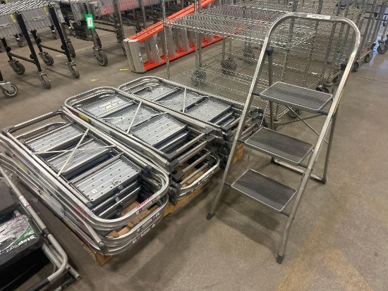 Hailo Folding Step Ladder model 4393-381, Height 28"