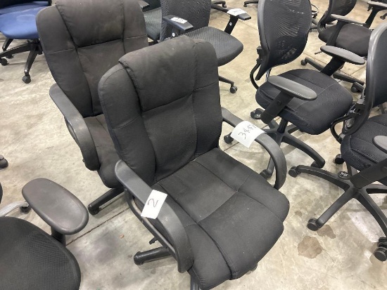 Black Cushioned Desk Chair