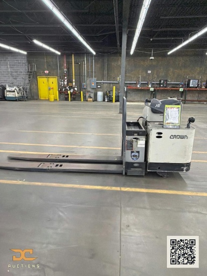 (1) 2019 Crown Electric Ride-On Pallet Jack / End Rider Pallet Truck