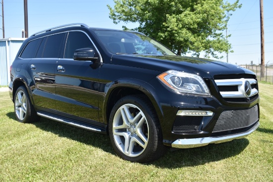 2016 Mercedes-Benz GL550 4 -matic; super clean car
