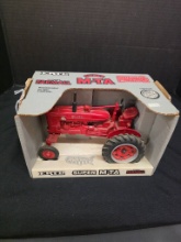 ERTL Farmall Super M-TA Special Edition 1:16 Tract