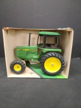 John Deere 2550 Utility Tractor 1/16 Die-Cast Mode