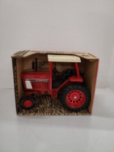 Ertl 1:16 Diecast International 886 Tractor in Box