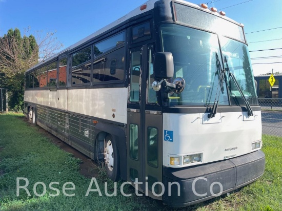 2004 MCI D4500 passenger bus 55 seat Lavatory Handicap lift Detroit 60series (Orange, VA)