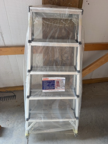 Folding step ladder