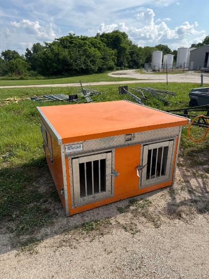 UPLANDER TWO DOOR DOG BOX WITH UPPER STORAGE