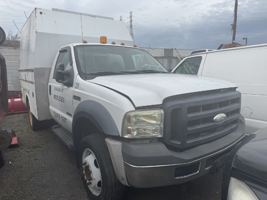 Ford F450 Enclosed Utility Truck