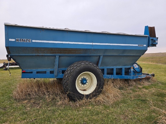 Kinze 840 grain cart