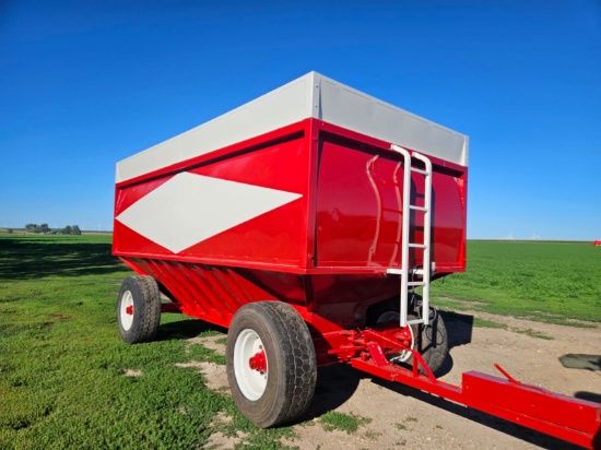 CRYSTEEL CENTER DUMP GRAVITY WAGON 700 BU