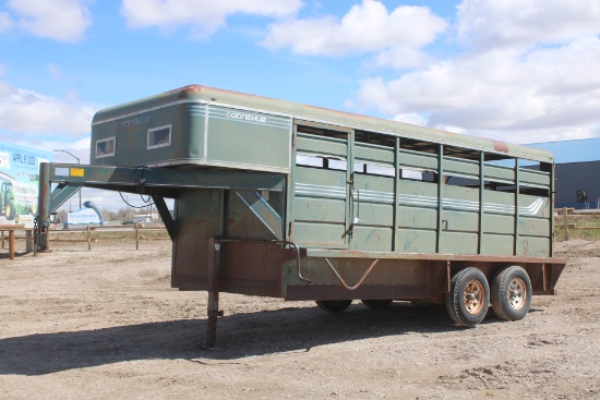1990 Donahue 16 Foot Gooseneck stock trailer