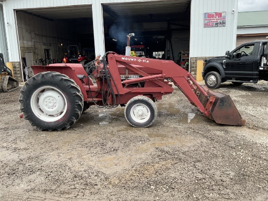 IH 584 Tractor w/ IH 2250 Loader