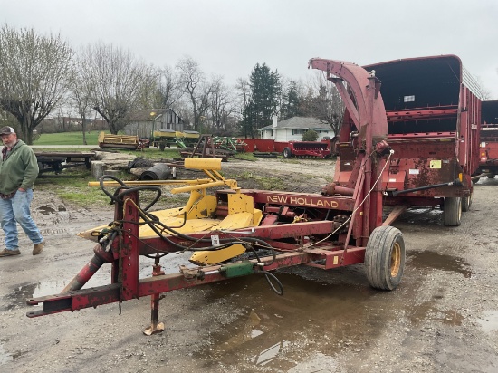 New Holland 770 Silage Chopper with 824 Corn Head