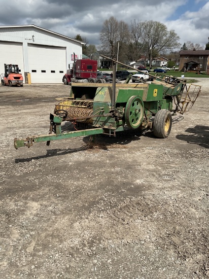 John Deere 336 Baler with Kicker