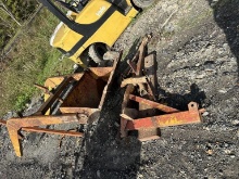 TRACTOR LOADER WITH BRACKETS AND CYLINDER