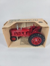 ERTL FARMALL H NARROW FRONT TRACTOR