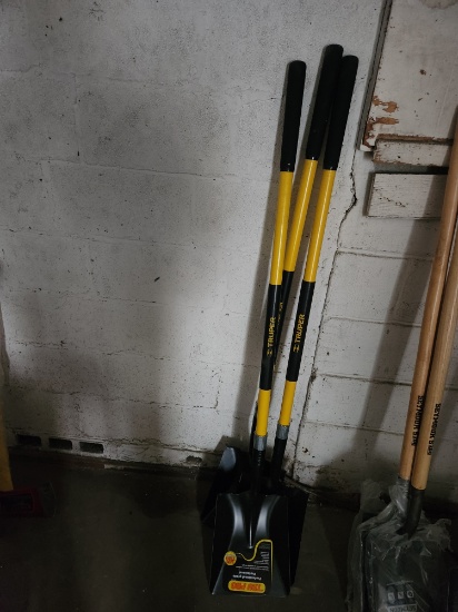 Fiberglass handle flat shovel