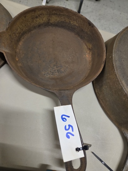 Single spout gate mark skillet 8