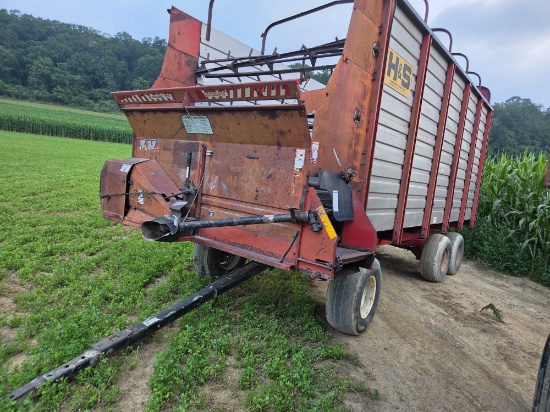 H & S 501 silage wagon