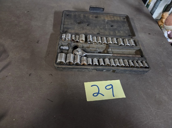 1/4 &3/8 sockets w/ 3/8 drive ratchet