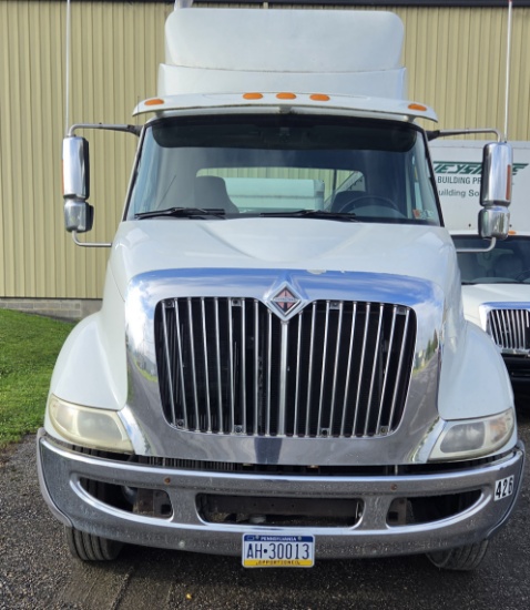 2003 IH 8600. Cat 425 hp no immissions