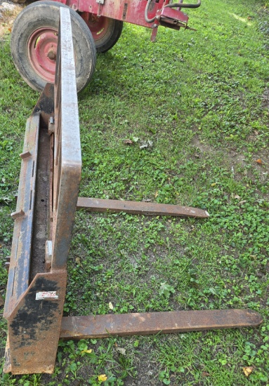 Skid loader pallet forks