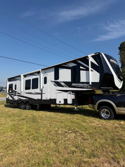 2024 Jayco Seismic 3512 Luxury Series Fifth Wheel Toy Hauler