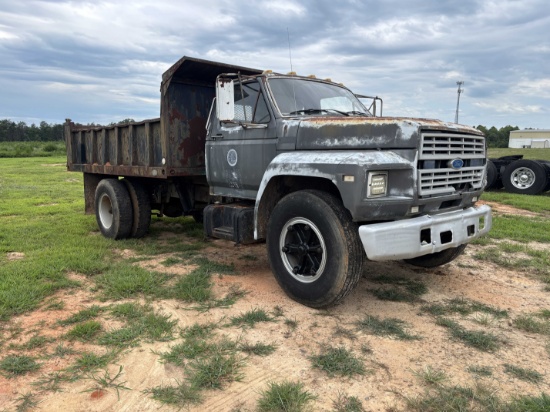 1984 Ford F700 Dump