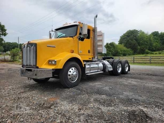 2014 Kenworth T800 Day Cab w/ Dual Wetline