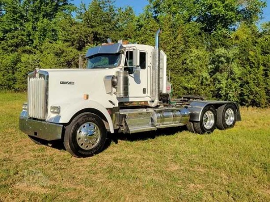 2014 Kenworth W900 Day Cab w/ Wetline